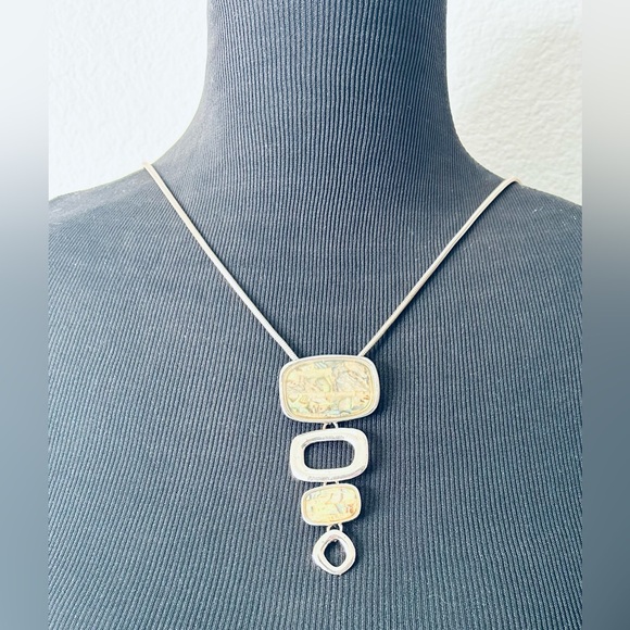 Elegant Gold Tone Necklace with Green Accents - Picture 3 of 5